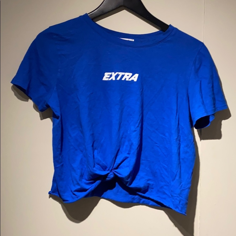 Cropped and knotted tshirt